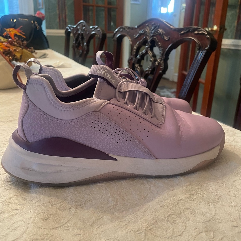 Clove healthcare sneakers